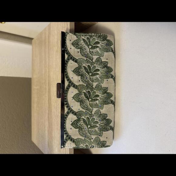 Steve Madden - Elegant Green Floral Clutch Purse - Picture 3 of 5